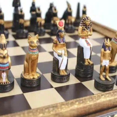 Piezas de ajedrez Egipto, detalle de las figuras doradas y negras sobre el tablero