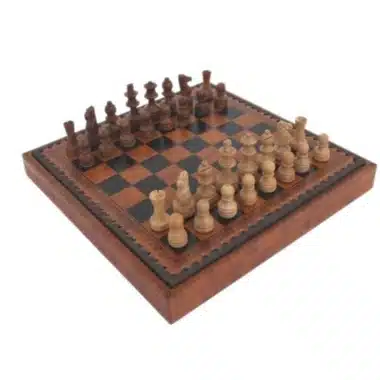 Pequeño juego de ajedrez de madera y tablero de imitación de cuero