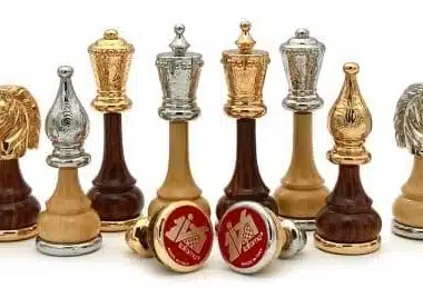 Juego de ajedrez de madera y metal con flores