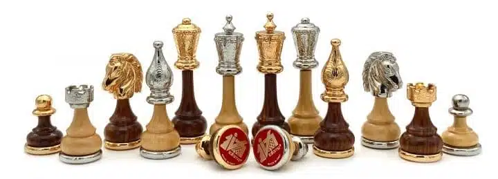 Juego de ajedrez Flowered de madera y metal, piezas doradas y plateadas alineadas