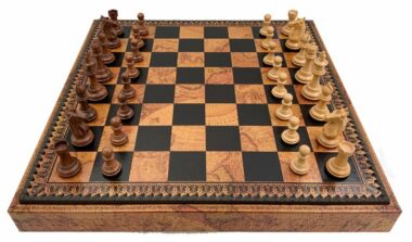 Juego de Ajedrez Clásico - Tablero de ajedrez - Backgammon y Damas en imitación de cuero con almacenamiento y piezas de ajedrez de madera