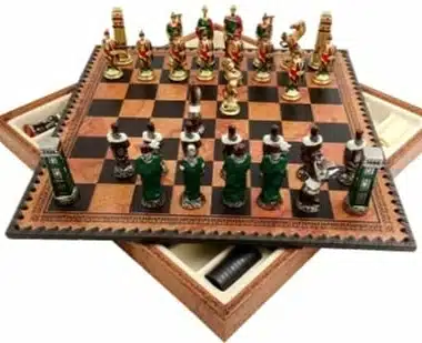 Juego de Ajedrez Romano vs Bárbaro - Tablero de Ajedrez - Backgammon y Damas en imitación de cuero con almacenamiento y piezas de metal