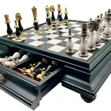 Juego de Ajedrez Arabesco - Tablero de ajedrez de madera y alabastro serie negra con cajón y piezas de metal y madera lacada