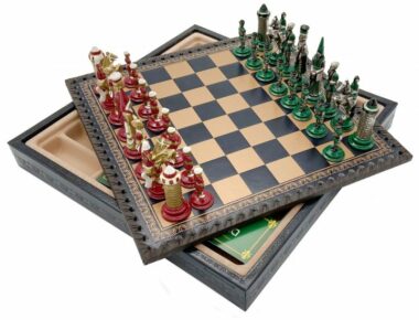 Juego de ajedrez Camelot - Tablero de ajedrez de cuero artificial con almacenamiento y piezas de metal