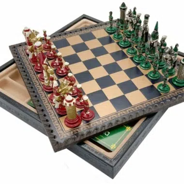 Juego de ajedrez Camelot - Tablero de ajedrez de cuero artificial con almacenamiento y piezas de metal