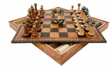 Juego de Ajedrez Clásico - Tablero de Ajedrez - Backgammon y Damas en imitación de cuero con almacenamiento y piezas de metal y madera