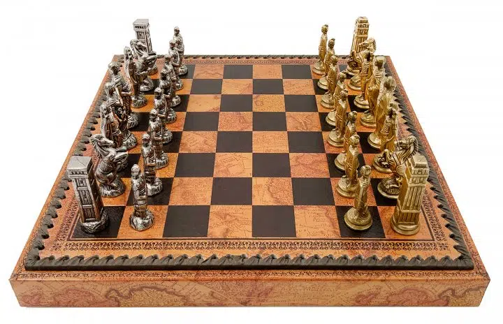 Juego de Ajedrez Romano vs Bárbaro - Tablero de Ajedrez - Backgammon y Damas en imitación de cuero con almacenamiento y piezas de metal