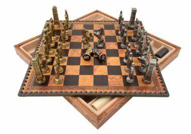 Juego de Ajedrez Romano vs Bárbaro - Tablero de Ajedrez - Backgammon y Damas en imitación de cuero con almacenamiento y piezas de metal