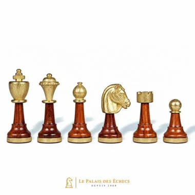 Primer plano de la gama completa de piezas en madera y metal dorado