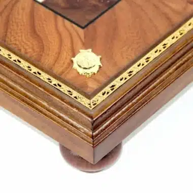 Tablero Grand Oriental, detalle de la esquina en madera de olmo con filete dorado