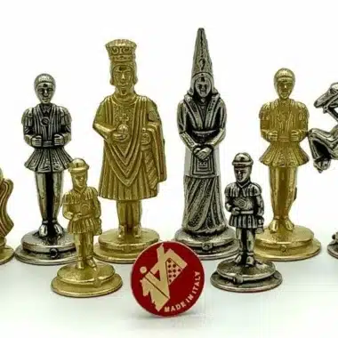 Piezas doradas y plateadas del juego Camelot, personajes medievales detallados