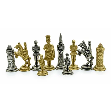 Piezas doradas y plateadas del juego Camelot, personajes medievales detallados