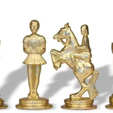 Piezas doradas Camelot, peón, caballo y alfil alineados