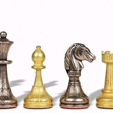 Detalle de la dama, el alfil, el caballo y la torre grabados