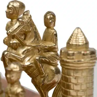 Detalle del caballo dorado y la torre del juego Camelot, acabados esculpidos