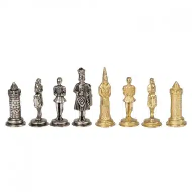 Piezas de metal dorado y plateado del Juego de Ajedrez Camelot alineadas
