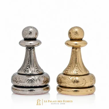 Dos peones de metal plateado y dorado, detalle de acabados cincelados