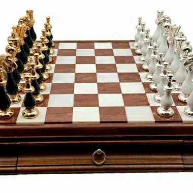 Gran juego de ajedrez oriental blanco y negro - tablero de ajedrez de madera toscana y alabastro con cajón y piezas de madera y latón macizo