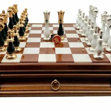 Gran juego de ajedrez oriental blanco y negro - tablero de ajedrez de madera toscana y alabastro con cajón y piezas de madera y latón macizo
