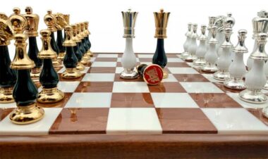 Gran juego de ajedrez oriental blanco y negro - tablero de ajedrez de madera toscana y alabastro con cajón y piezas de madera y latón macizo