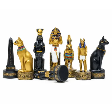 Piezas de ajedrez Antiguo Egipto alineadas, obeliscos, faraón y divinidades doradas y negras