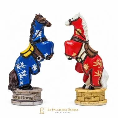 Piezas de ajedrez con caballos encabritados del Rey Arturo, azul y rojo detallados