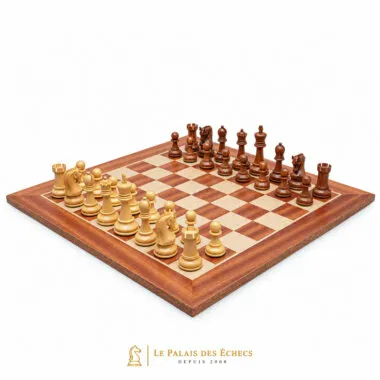 Juego de ajedrez de madera de acacia colocado sobre el tablero de caoba, vista general