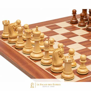 Piezas de ajedrez de madera de acacia en posición de juego sobre el tablero de caoba