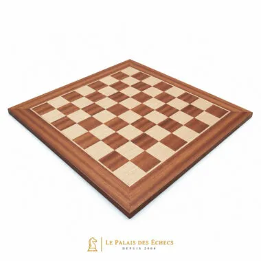 Tablero de ajedrez de madera de caoba visto en perspectiva con marco de madera maciza