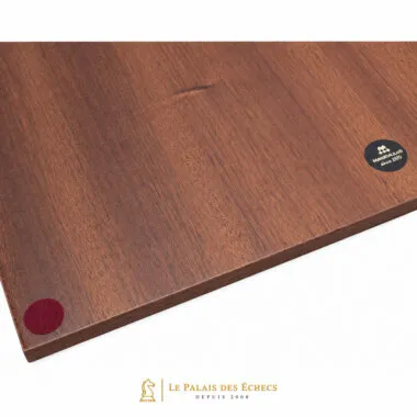 Tablero de ajedrez de madera de caoba, detalle del ángulo con fieltro de colores