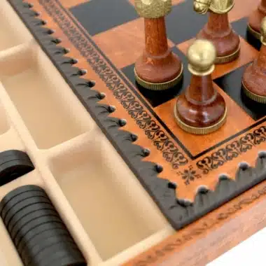 Juego de Ajedrez Clásico - Tablero de Ajedrez - Backgammon y Damas en imitación de cuero con almacenamiento y piezas de madera y metal
