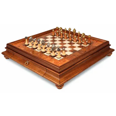 Juego de ajedrez completo sobre tablero de raíz de nogal y olmo con cajón