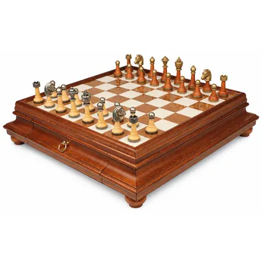 Juego de ajedrez completo sobre tablero de madera y alabastro con cajón
