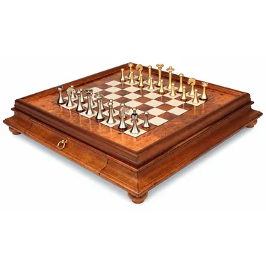 Juego de ajedrez contemporáneo sobre caja de madera de raíz con cajón y patas torneadas