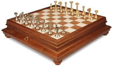 Juego de ajedrez contemporáneo - Tablero de ajedrez de madera toscana y alabastro con cajón y piezas de latón