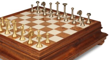 Juego de ajedrez contemporáneo - Tablero de ajedrez de madera toscana y alabastro con cajón y piezas de latón