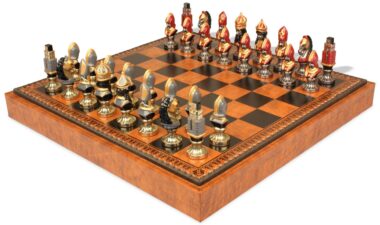 Juego de Ajedrez Moncada - Tablero de ajedrez - Backgammon y Damas en imitación de cuero y piezas de metal pintadas a mano