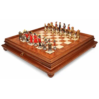 Juego de ajedrez Napoleón colocado sobre un tablero de madera de raíz con cajón