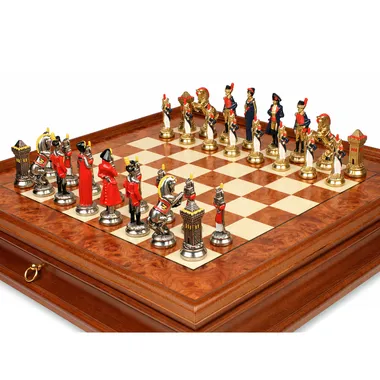 Piezas de ajedrez Napoleón en metal dispuestas sobre el tablero de madera de olmo