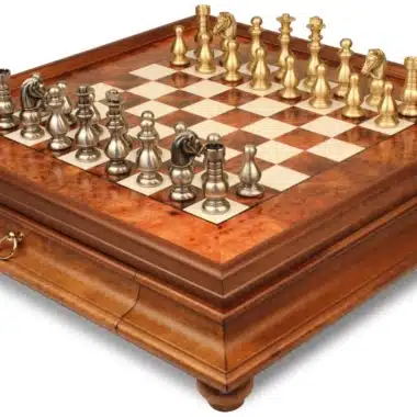 Juego de Ajedrez Guardia Francesa - Tablero de Madera de Brezo y Madera de Olmo con Cajón y Piezas de Latón Macizo