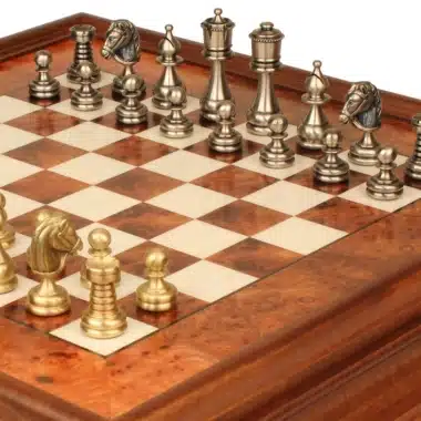 Tablero de ajedrez de madera de brezo visto desde el ángulo con piezas de latón macizo