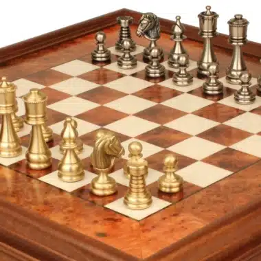 Tablero de ajedrez de madera de brezo con piezas doradas y plateadas enfrentadas