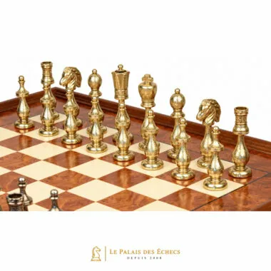 Detalle de las piezas doradas de metal del juego de ajedrez Arabesque sobre el tablero