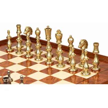 Detalle de las piezas doradas de metal del juego de ajedrez Arabesque sobre el tablero