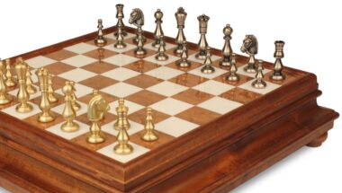 Juego de ajedrez oriental - Tablero de ajedrez de madera toscana y alabastro con cajón y piezas de latón macizo