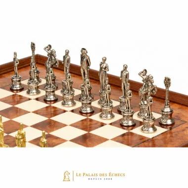 Piezas de ajedrez plateadas Napoleón detalladas sobre el tablero de madera de olmo