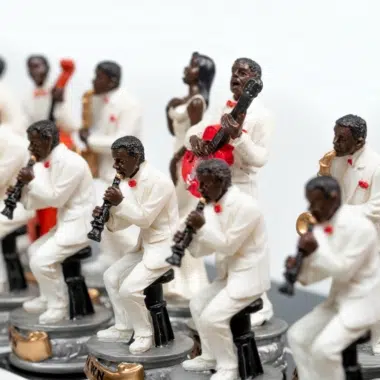 Juego de ajedrez Jazz vs. Rock - Tablero de ajedrez de cuero artificial y piezas de resina