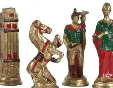 Cuatro piezas de ajedrez de metal detalladas: torre, caballo, alfil y dama