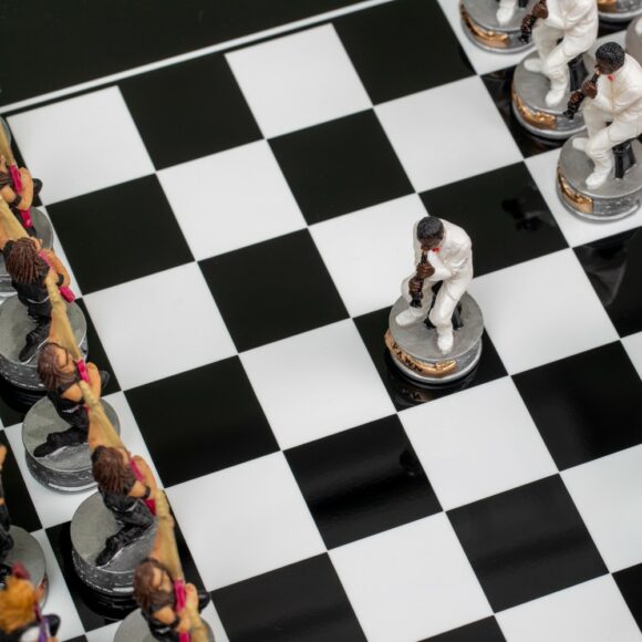 Juego de ajedrez Jazz vs. Rock - Tablero de madera lacado en negro y piezas de resina