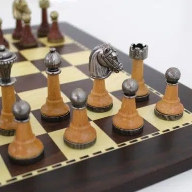 Alternative view of Juego de ajedrez de madera y metal Staunton y tablero de ajedrez de madera oscura